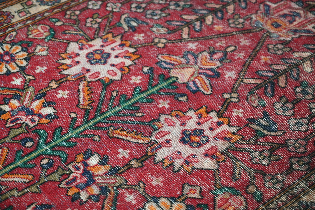 red Accent rug 4' 1" x 6' 4"