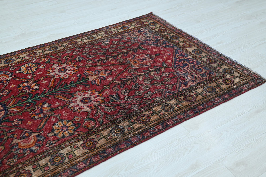 red Accent rug 4' 1" x 6' 4"