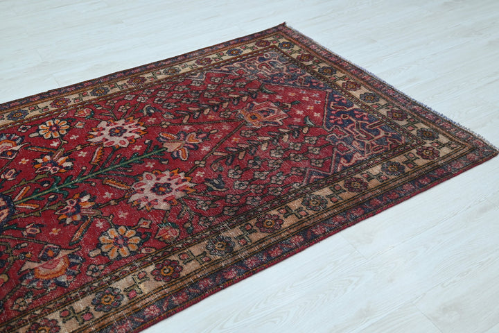red Accent rug 4' 1" x 6' 4"