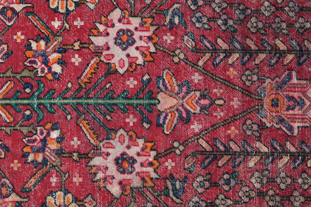 red Accent rug 4' 1" x 6' 4"