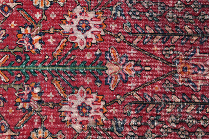 red Accent rug 4' 1" x 6' 4"