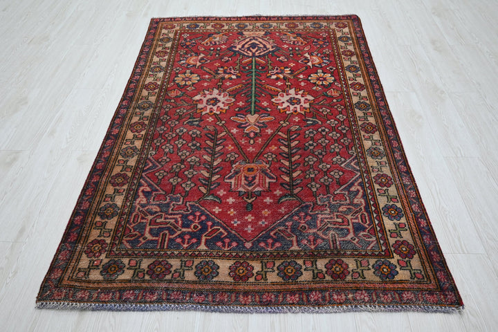 red Accent rug 4' 1" x 6' 4"