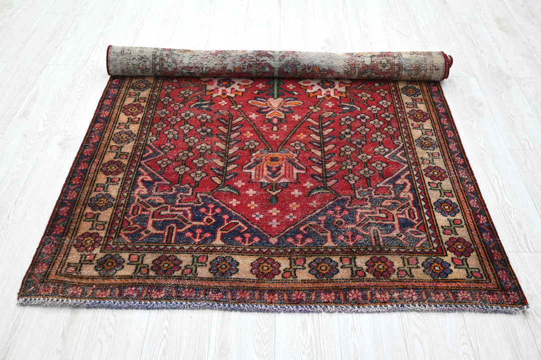 red Accent rug 4' 1" x 6' 4"