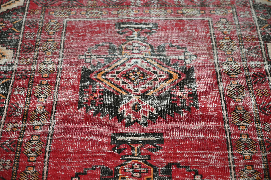 red Accent rug 3' 8" x 6' 4"