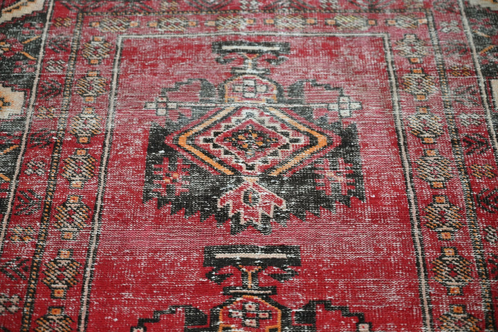 red Accent rug 3' 8" x 6' 4"