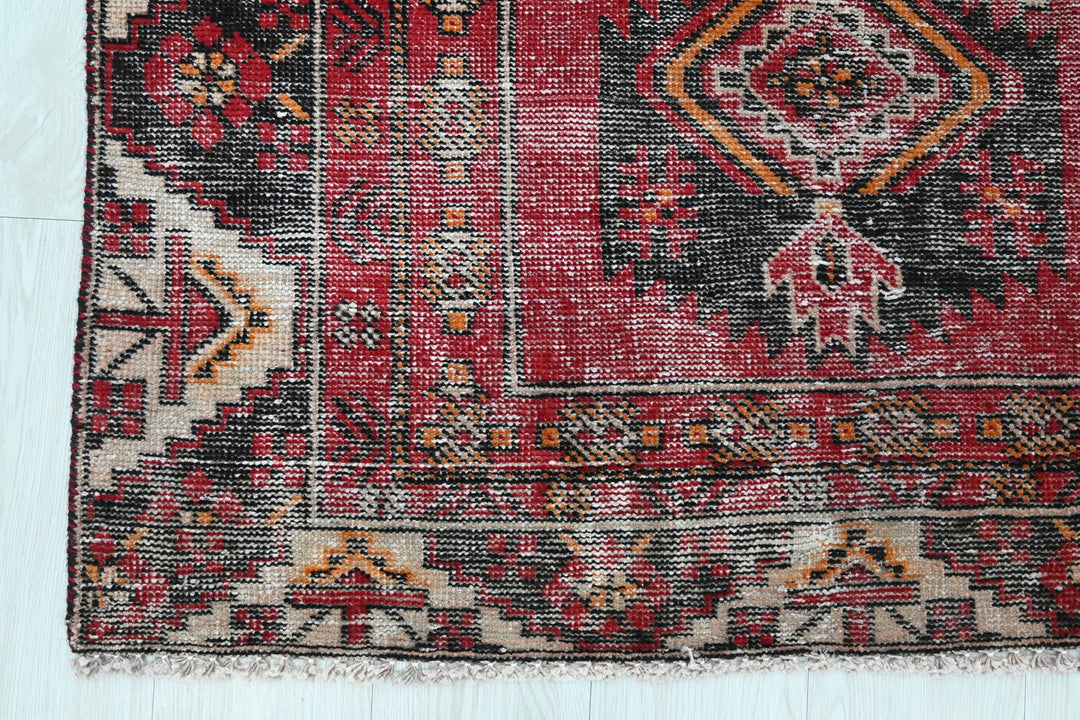 red Accent rug 3' 8" x 6' 4"