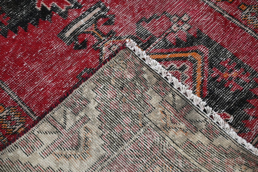 red Accent rug 3' 8" x 6' 4"