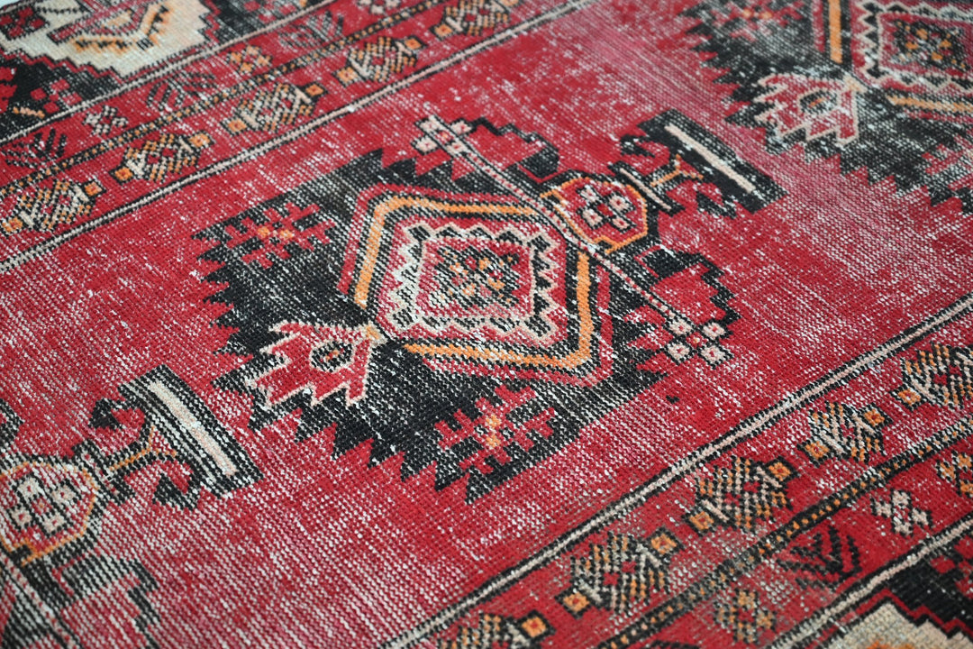 red Accent rug 3' 8" x 6' 4"