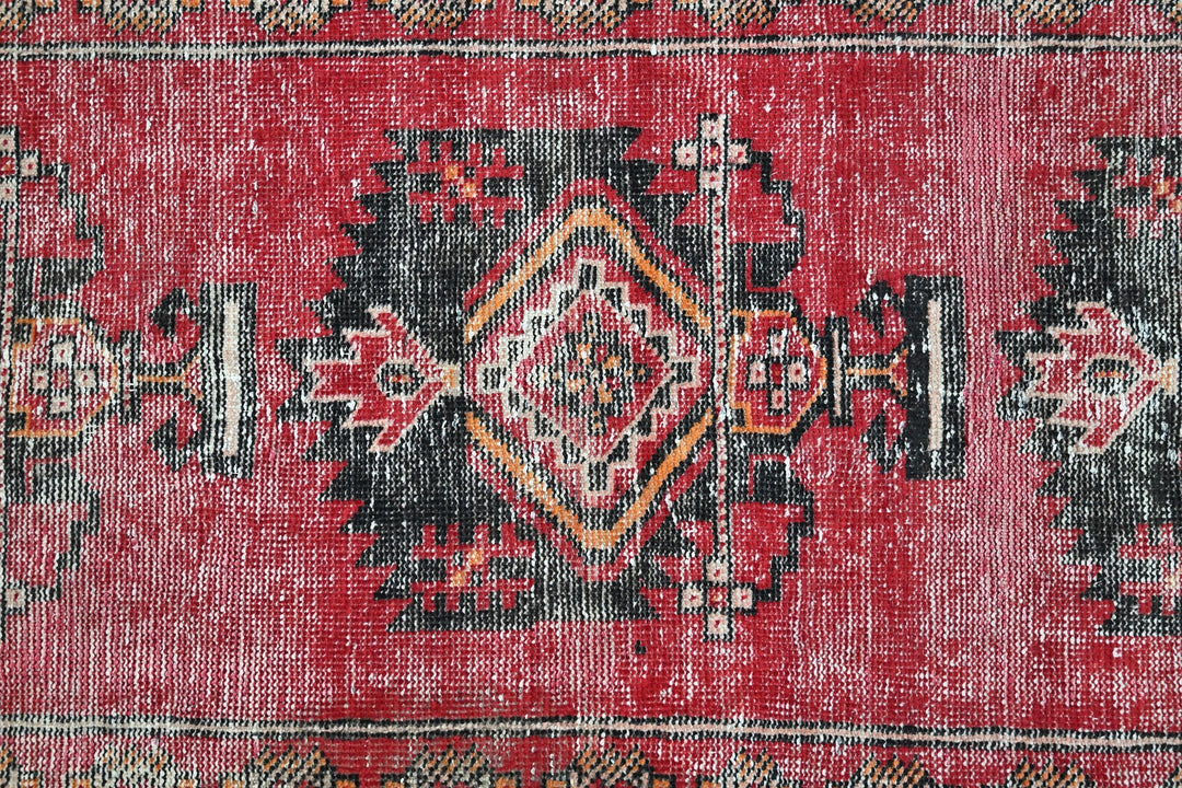 red Accent rug 3' 8" x 6' 4"