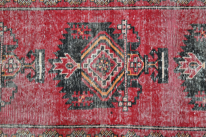 red Accent rug 3' 8" x 6' 4"