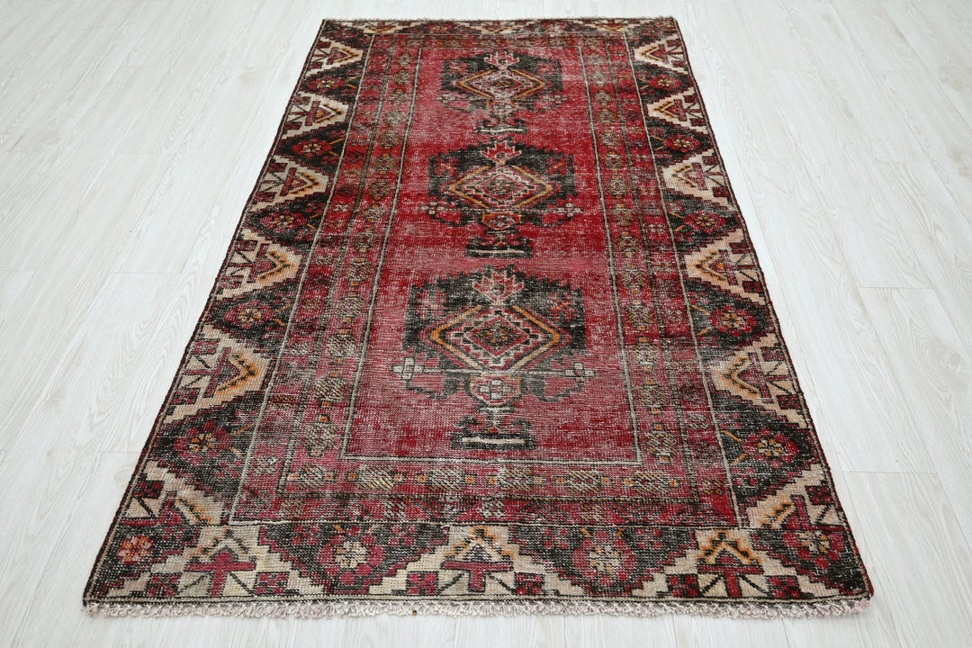 red Accent rug 3' 8" x 6' 4"