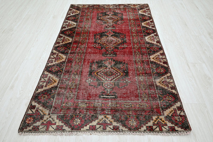red Accent rug 3' 8" x 6' 4"
