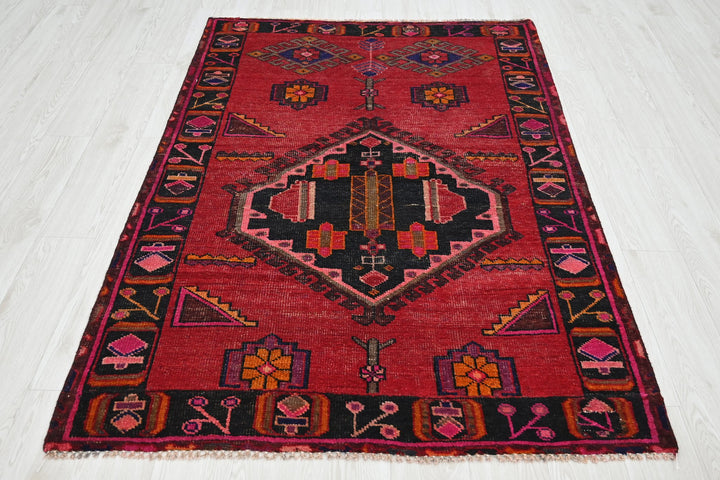 red Accent rug 4' 2" x 6' 1"