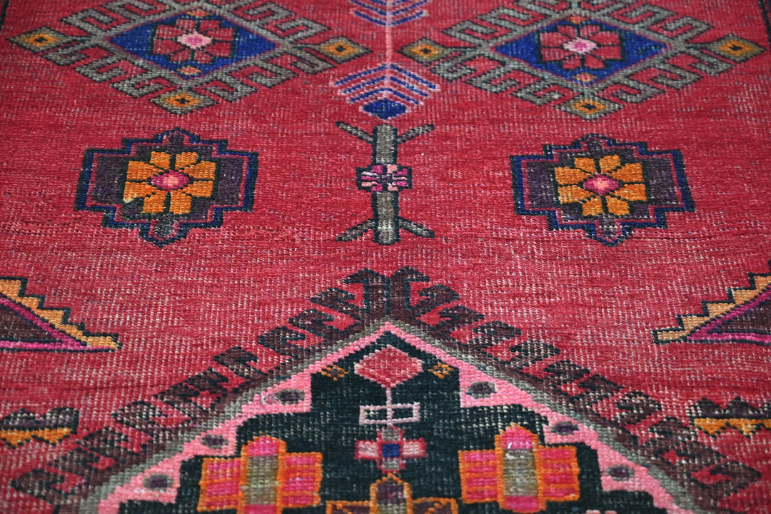 red Accent rug 4' 2" x 6' 1"