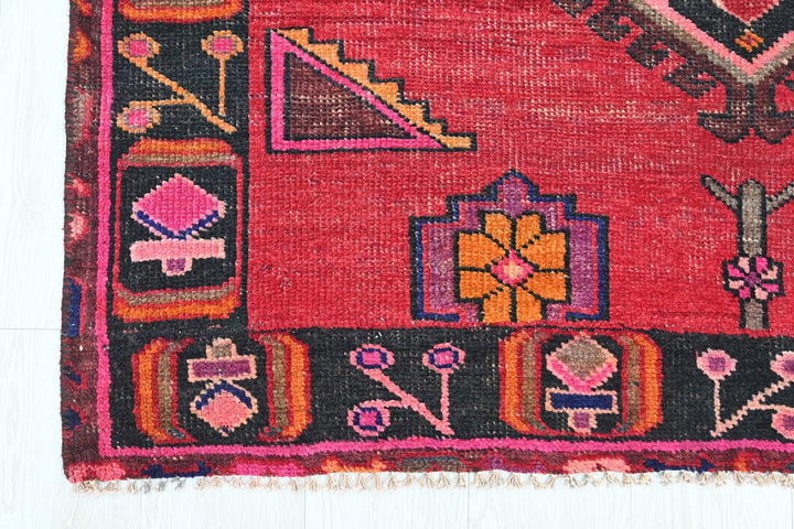 red Accent rug 4' 2" x 6' 1"