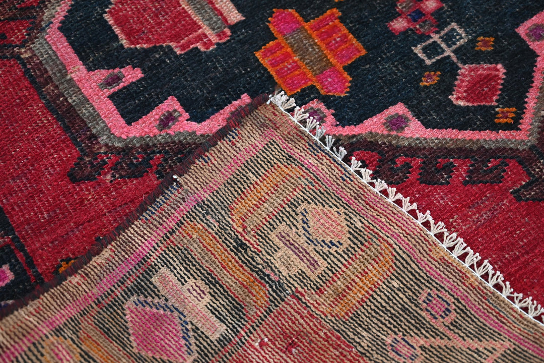 red Accent rug 4' 2" x 6' 1"