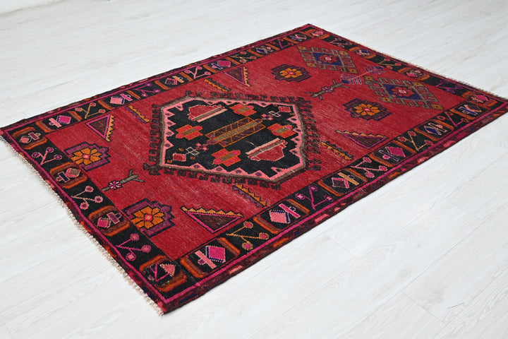 red Accent rug 4' 2" x 6' 1"