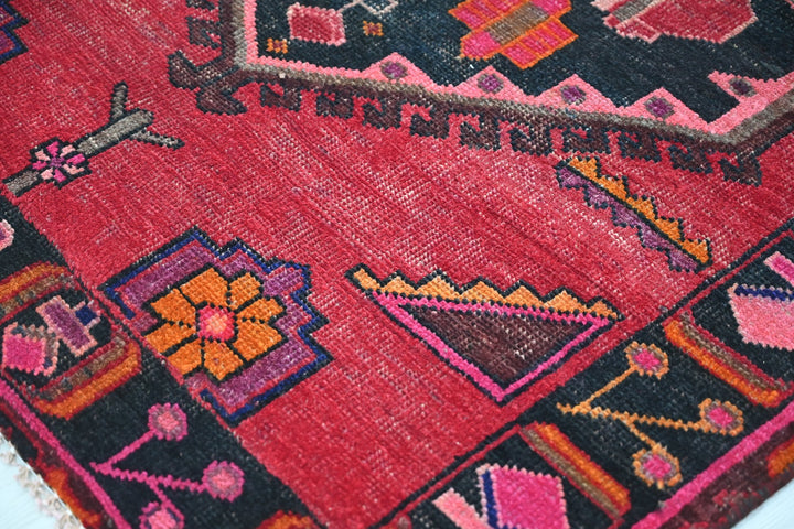 red Accent rug 4' 2" x 6' 1"
