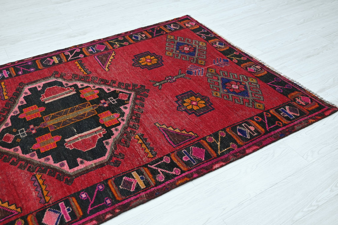 red Accent rug 4' 2" x 6' 1"
