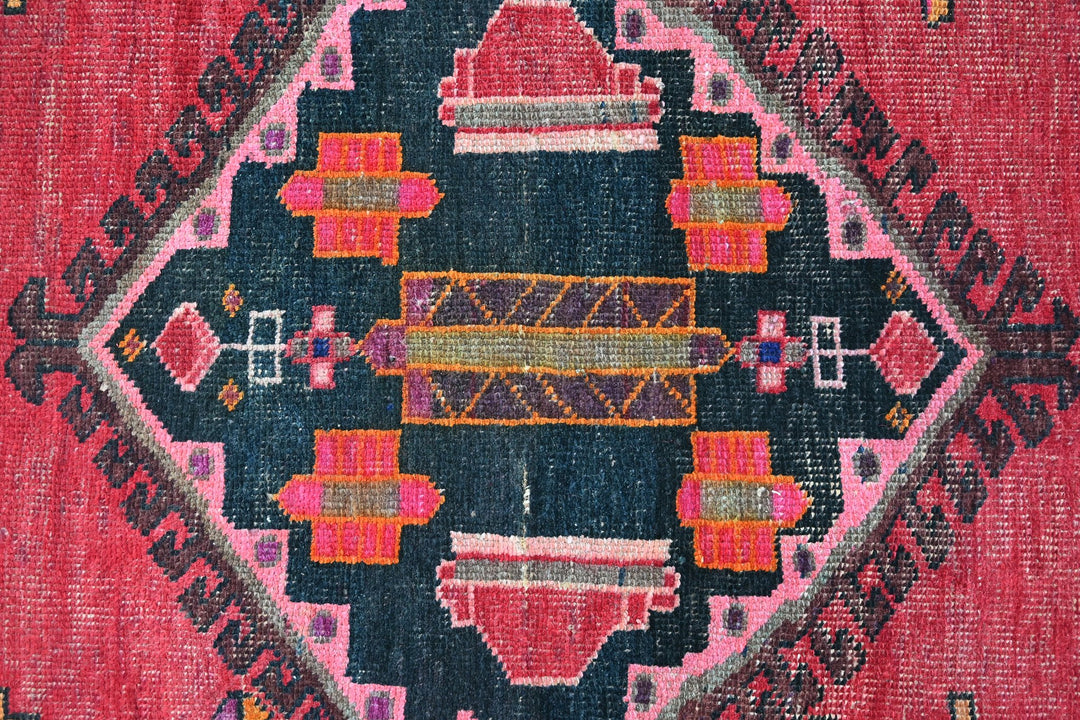 red Accent rug 4' 2" x 6' 1"
