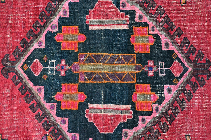 red Accent rug 4' 2" x 6' 1"