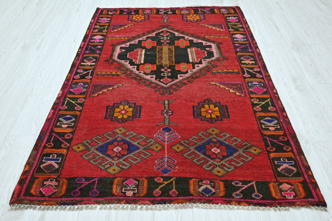 red Accent rug 4' 2" x 6' 1"