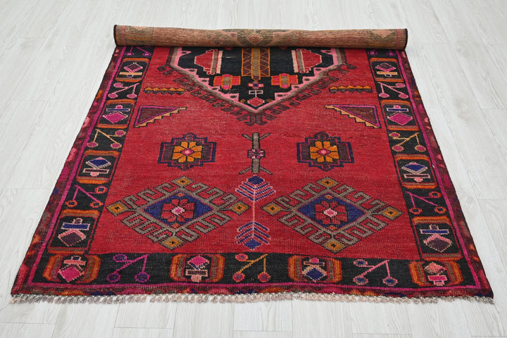 red Accent rug 4' 2" x 6' 1"