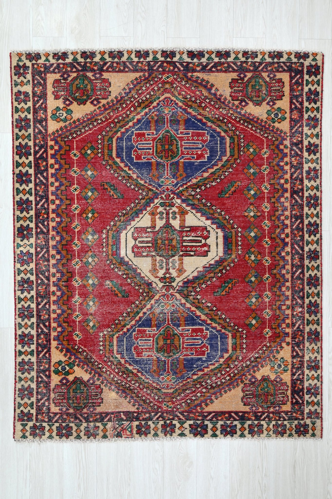 red Medium rug 4' 7" x 6' 0"