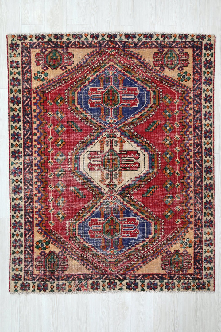 red Medium rug 4' 7" x 6' 0"