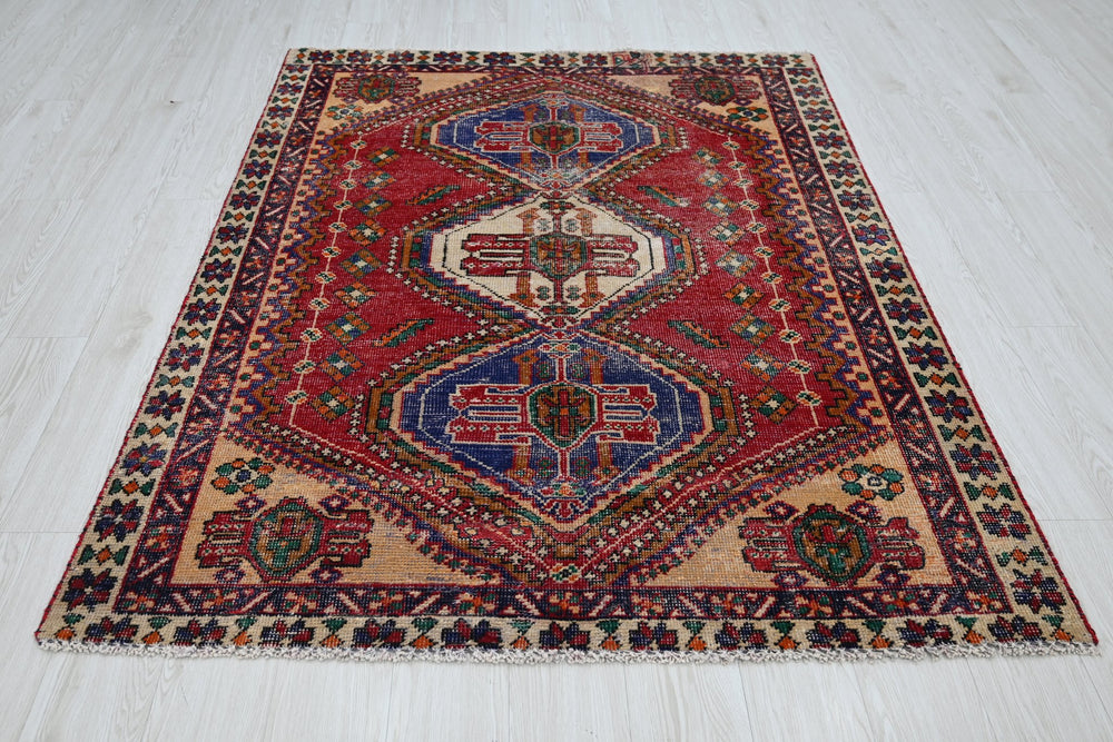 red Medium rug 4' 7" x 6' 0"