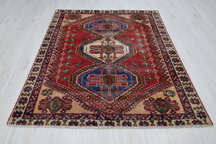 red Medium rug 4' 7" x 6' 0"
