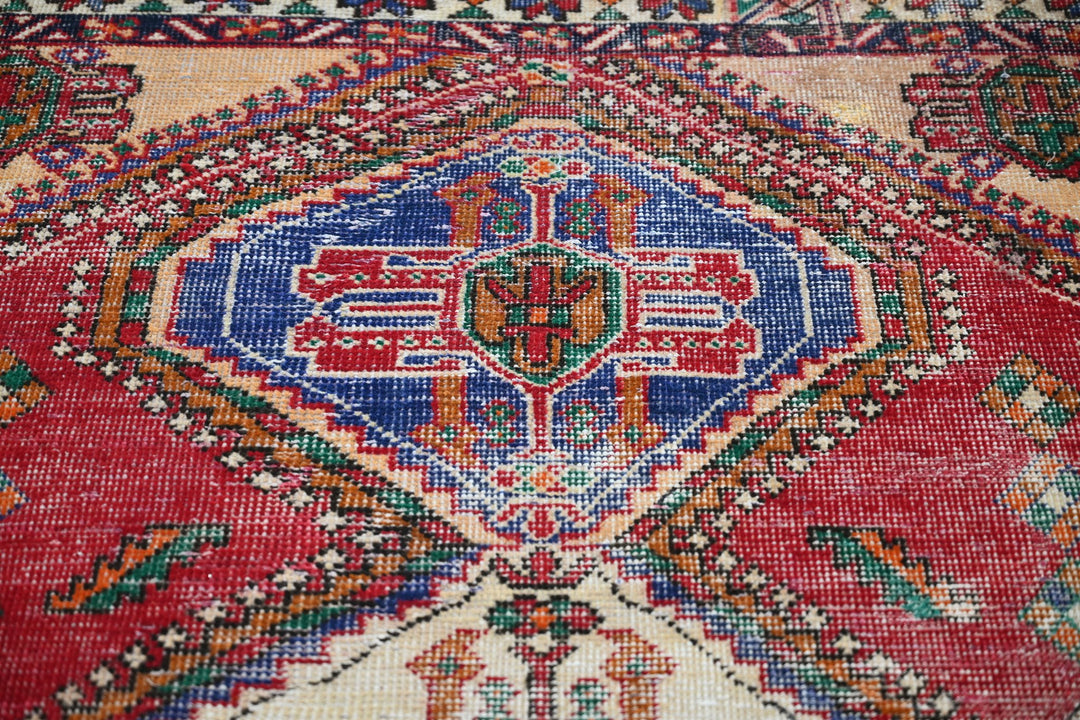 red Medium rug 4' 7" x 6' 0"