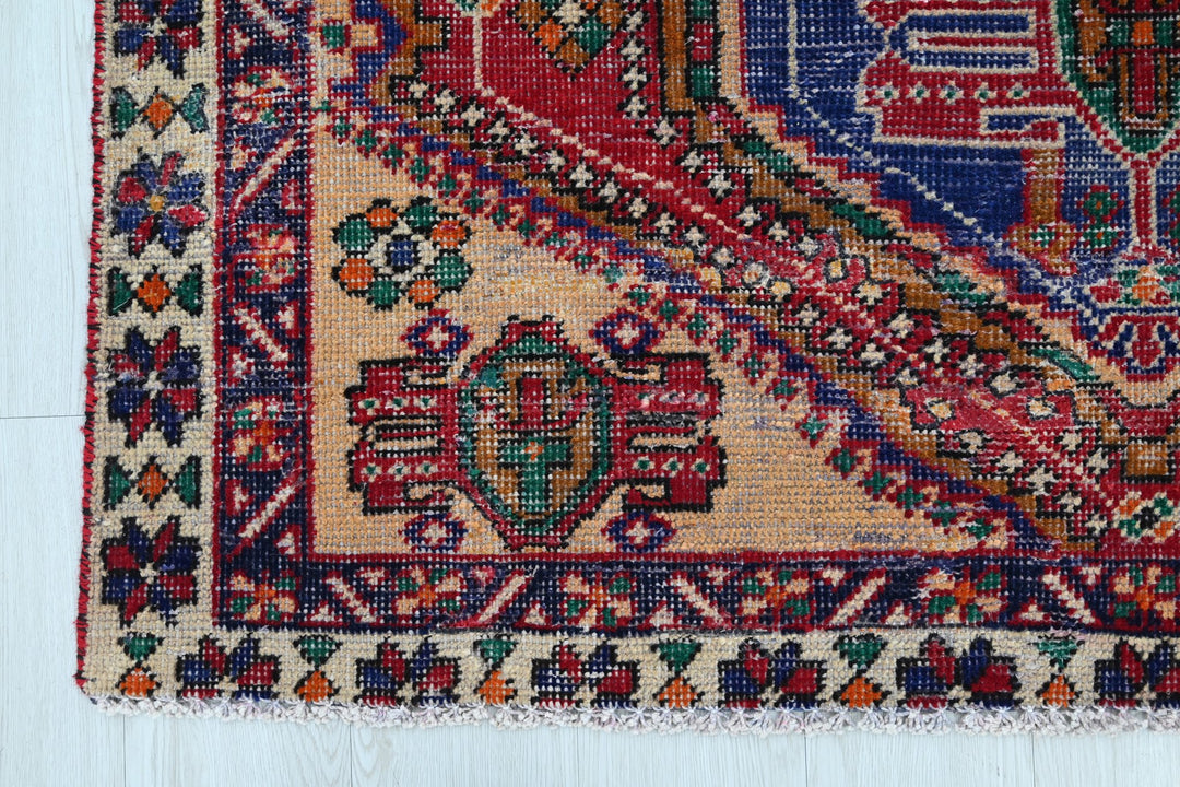 red Medium rug 4' 7" x 6' 0"
