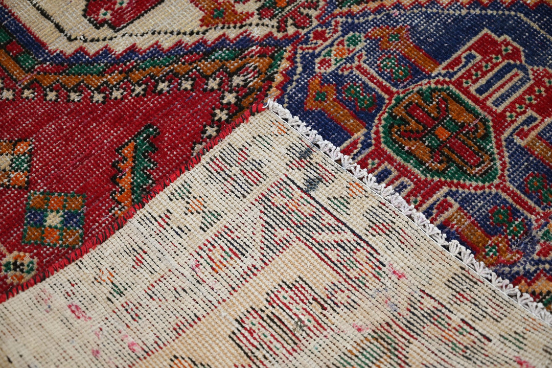 red Medium rug 4' 7" x 6' 0"