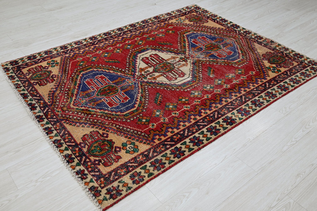 red Medium rug 4' 7" x 6' 0"