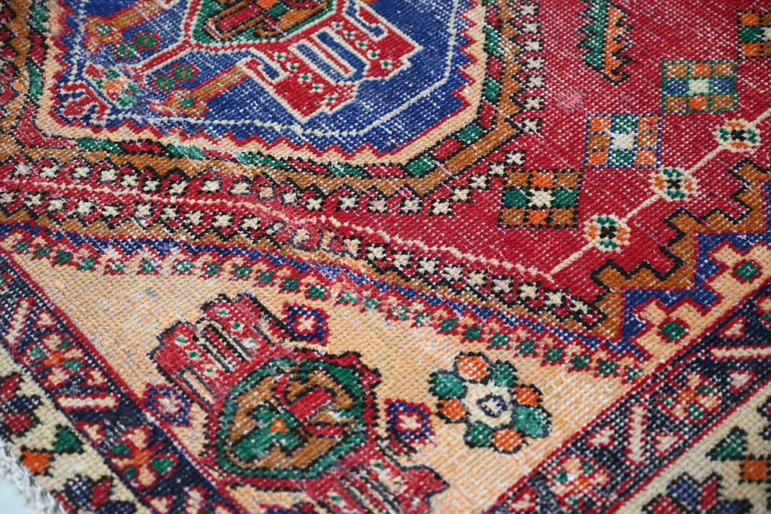 red Medium rug 4' 7" x 6' 0"