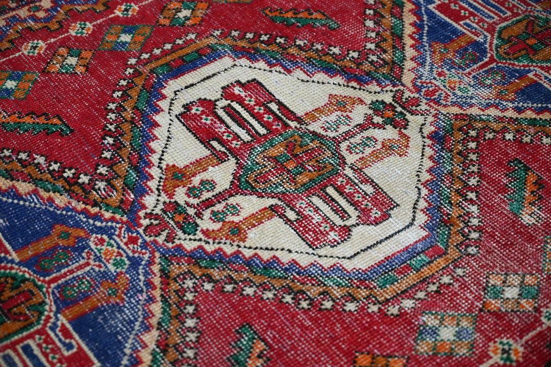 red Medium rug 4' 7" x 6' 0"