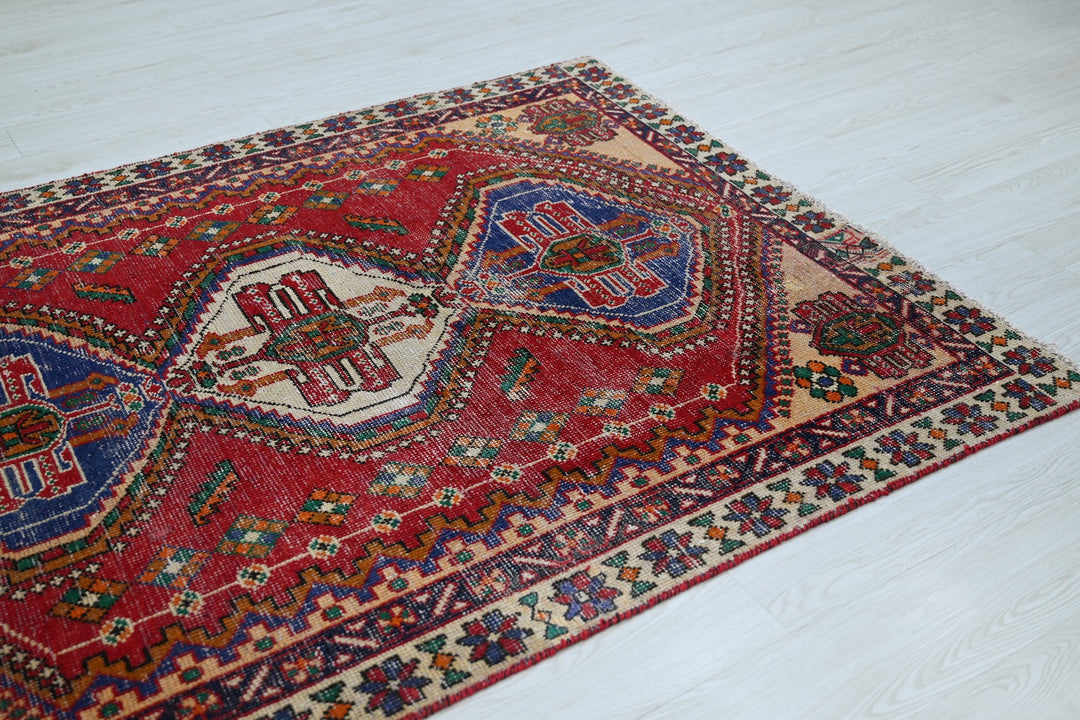 red Medium rug 4' 7" x 6' 0"