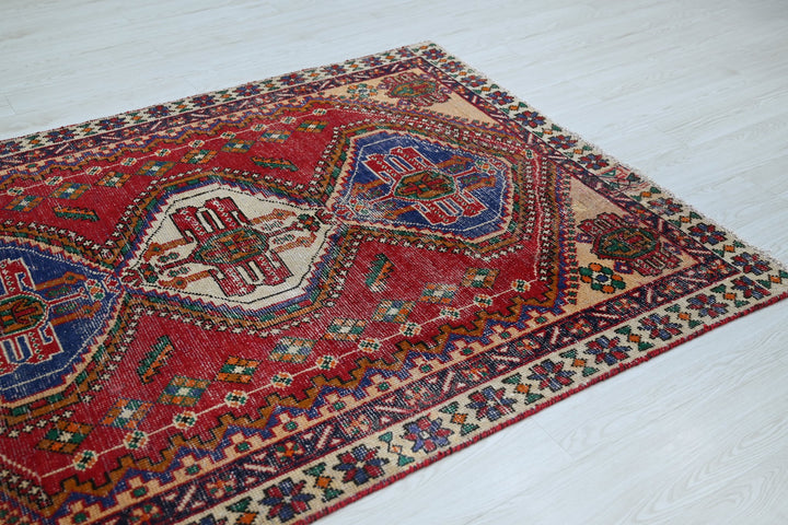 red Medium rug 4' 7" x 6' 0"