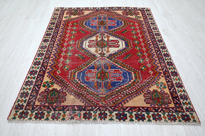 red Medium rug 4' 7" x 6' 0"