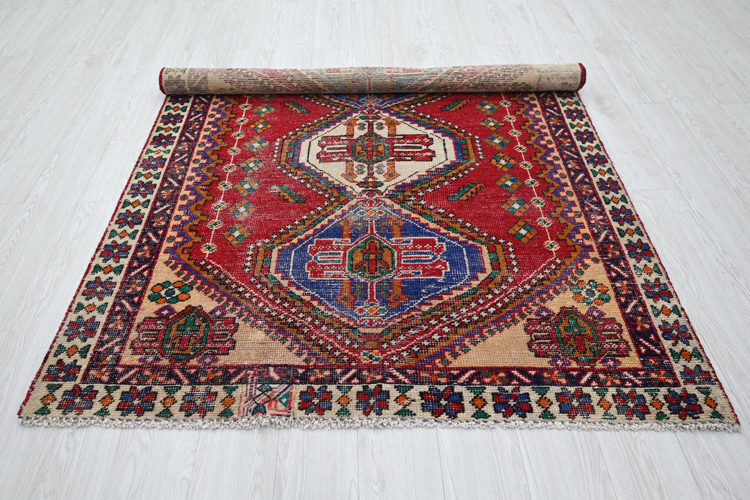 red Medium rug 4' 7" x 6' 0"