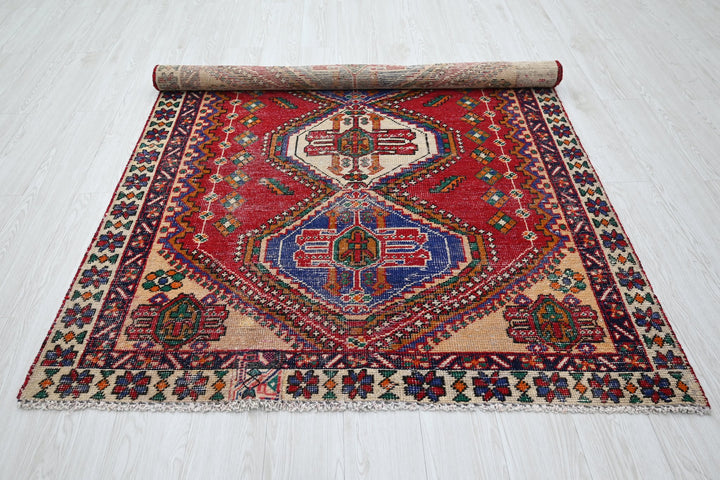 red Medium rug 4' 7" x 6' 0"
