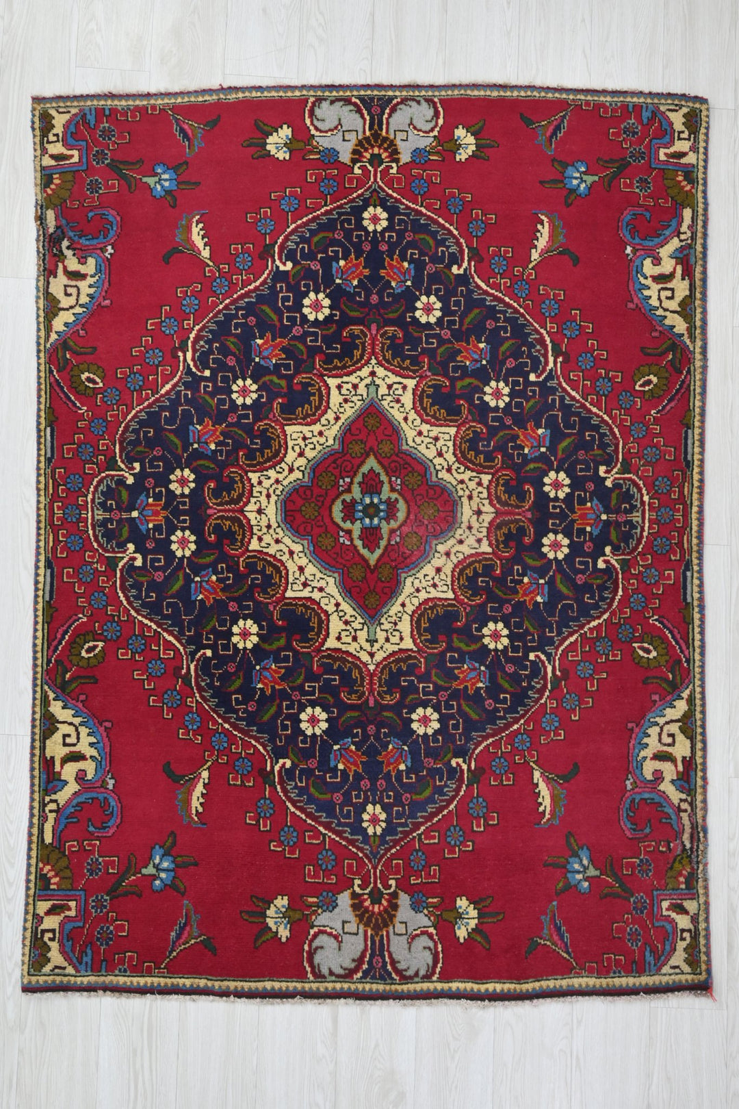 red Accent rug 4' 4" x 6' 0"