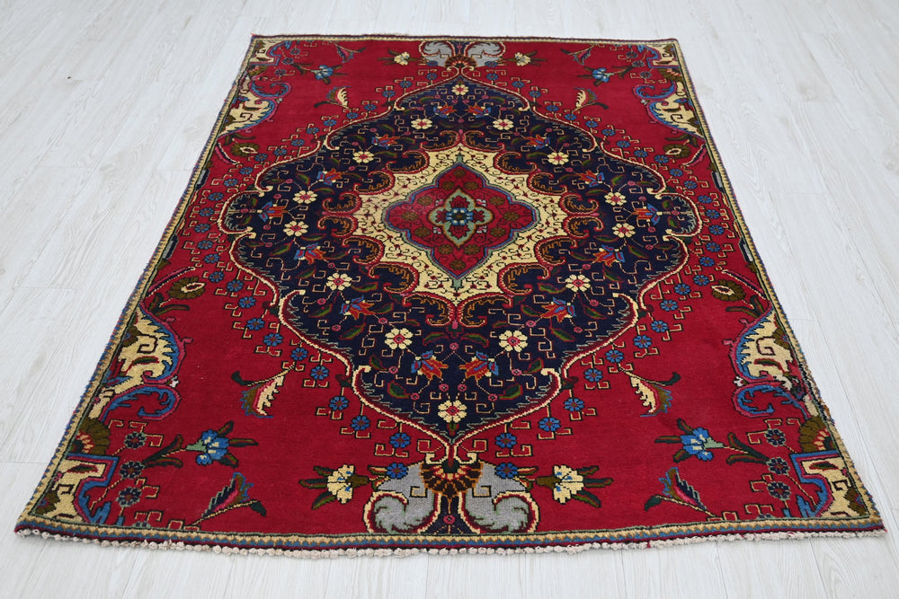 red Accent rug 4' 4" x 6' 0"