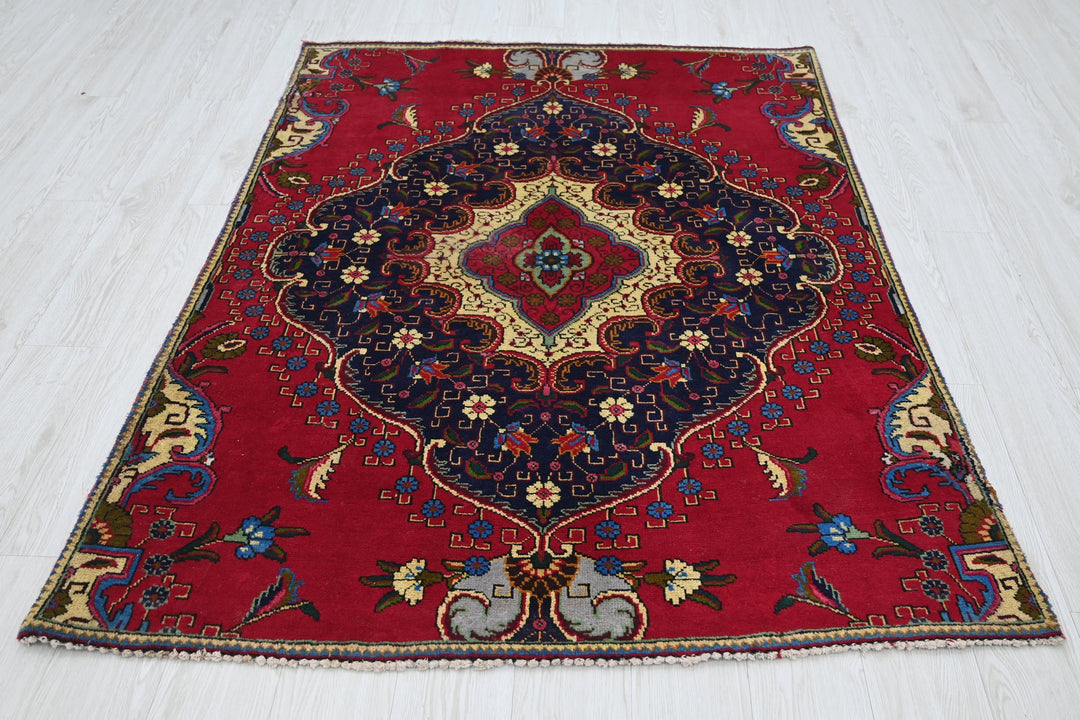 red Accent rug 4' 4" x 6' 0"
