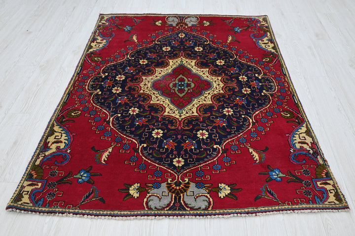 red Accent rug 4' 4" x 6' 0"