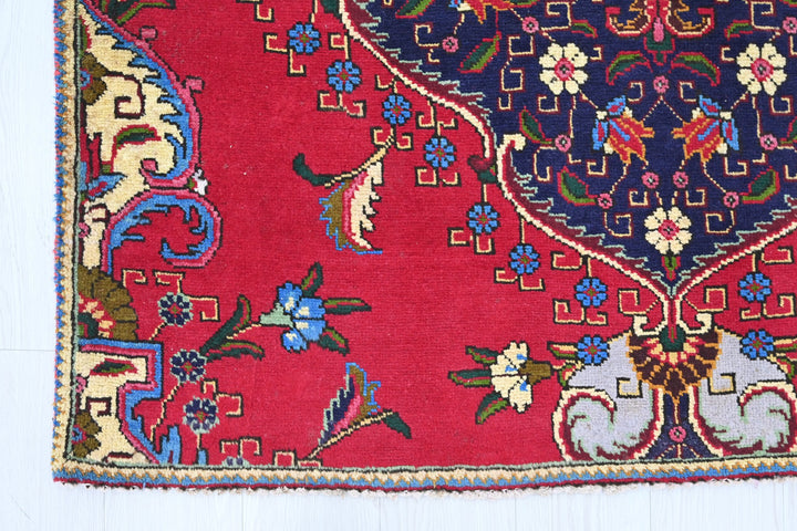 red Accent rug 4' 4" x 6' 0"