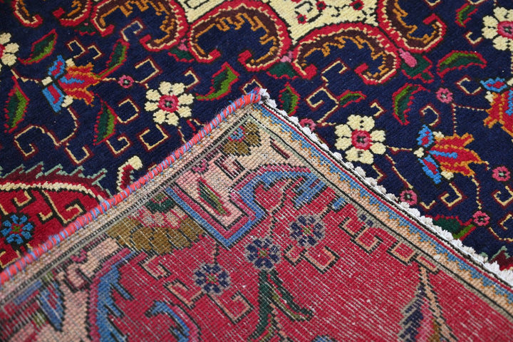 red Accent rug 4' 4" x 6' 0"