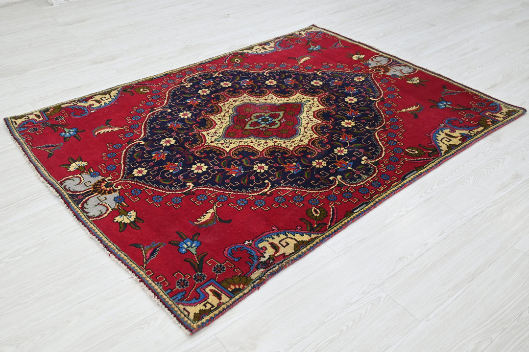 red Accent rug 4' 4" x 6' 0"