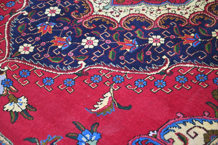 red Accent rug 4' 4" x 6' 0"